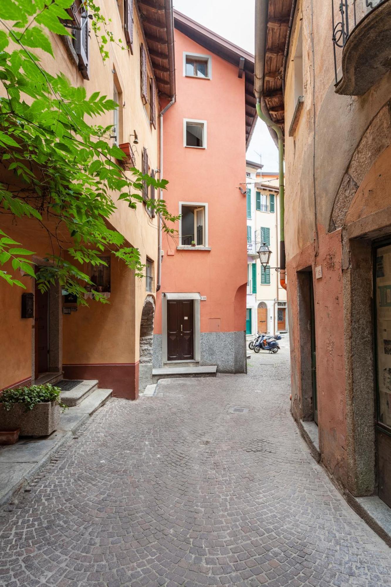 Una finestra sul lago Argegno Esterno foto
